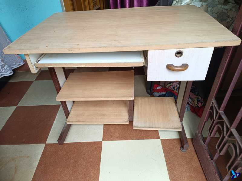 Computer table in good condition